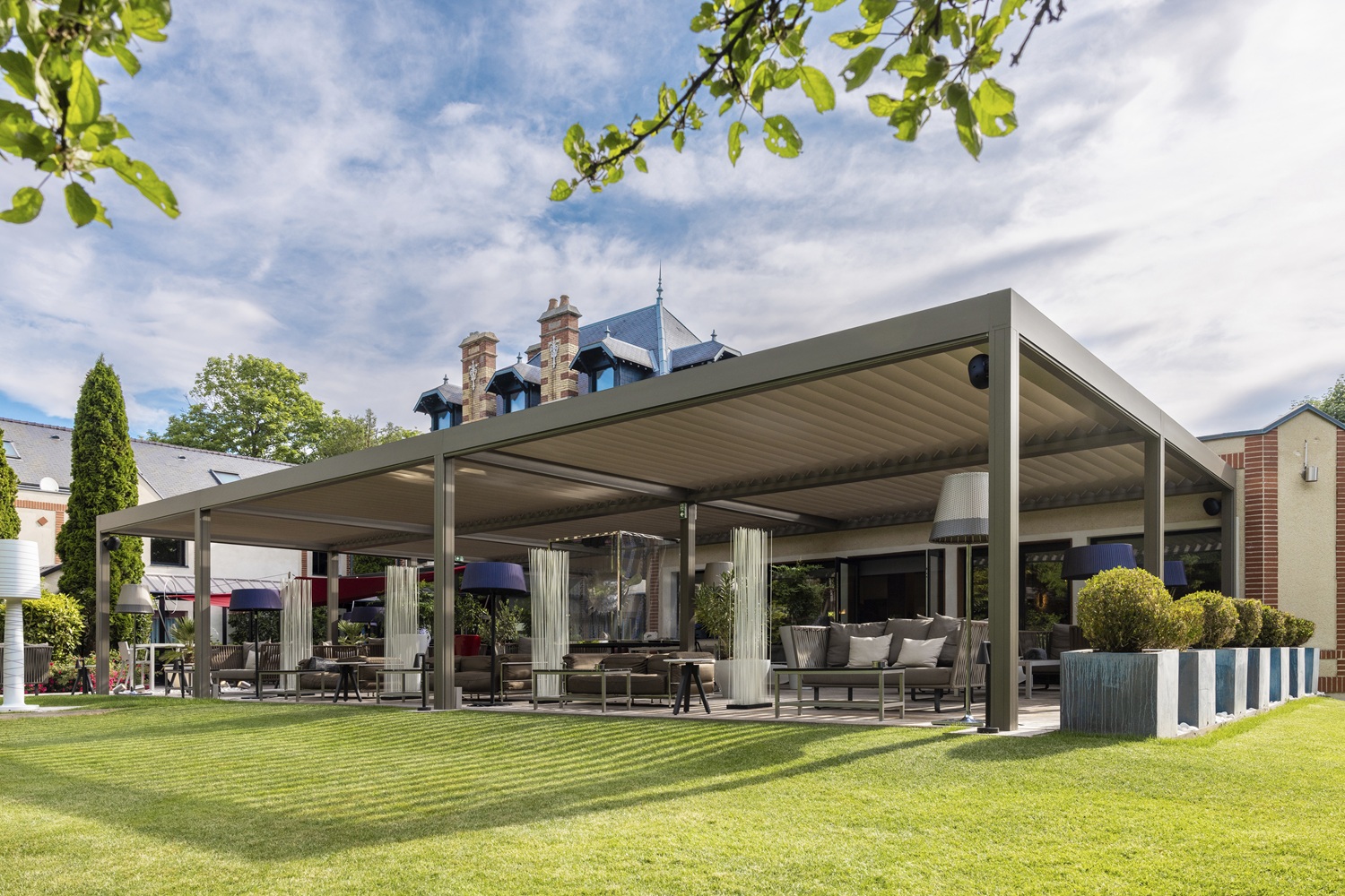 Pergola covering a professional hospitality terrace